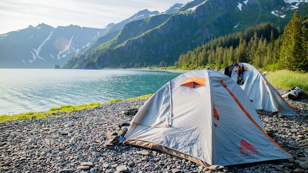 Comment organiser un camping pour une expédition de randonnée dans les montagnes Rocheuses?