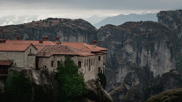 Comment organiser une visite des monastères de Meteora, Grèce?